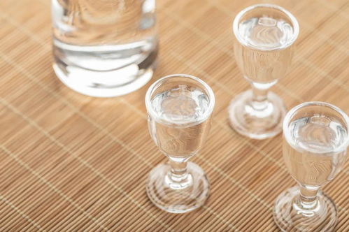 2021年度中國(guó)白酒市場(chǎng)大盤(pán)點(diǎn) 消費(fèi)升級(jí)驅(qū)動(dòng)下，高端與次高端品牌引領(lǐng)零售新格局